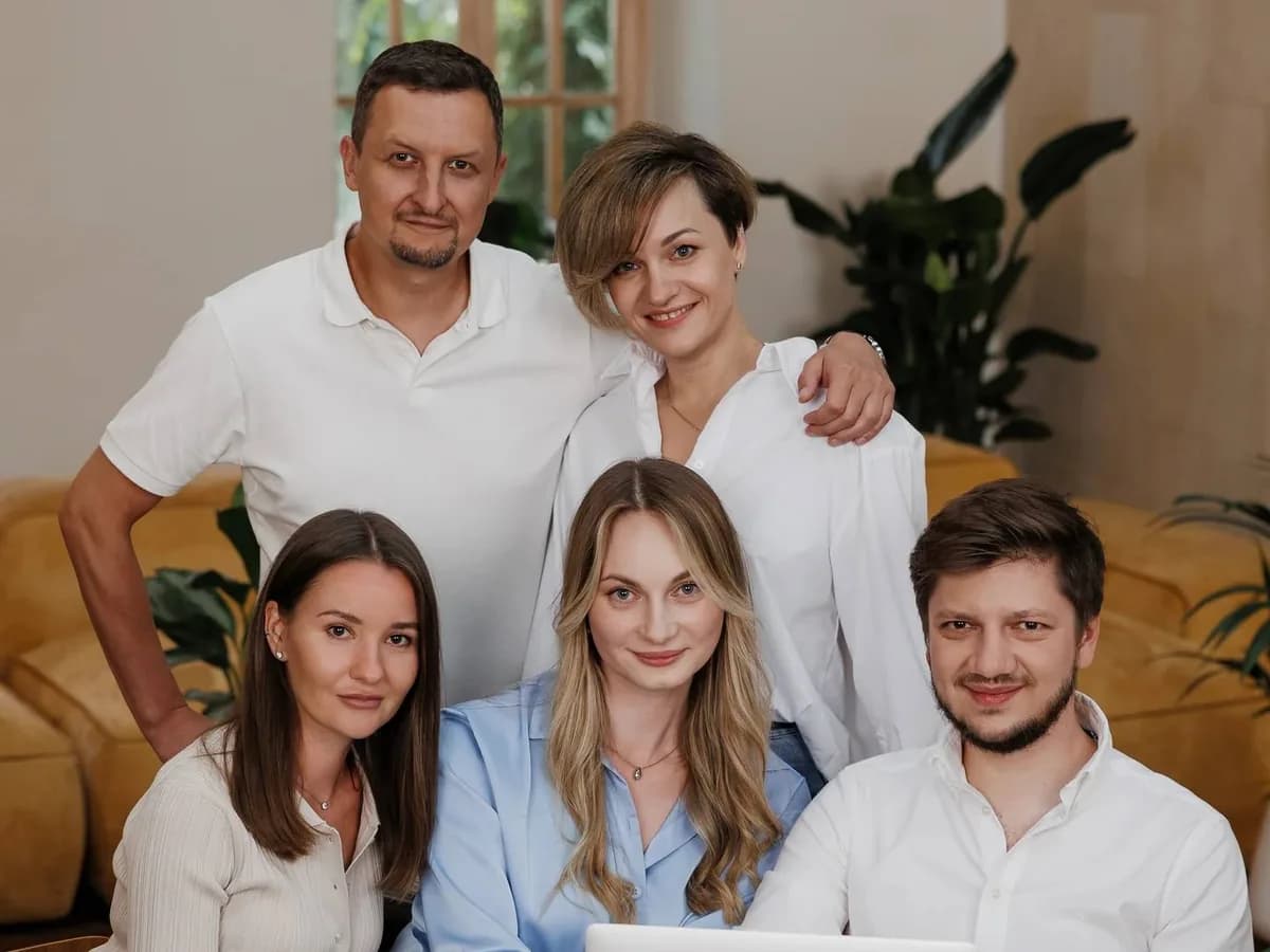 Команда в едином светлом стиле на корпоративной фотосъёмке
